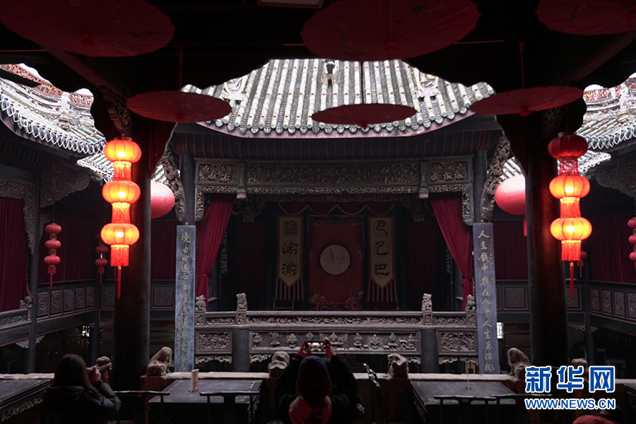 图为湖广会馆内的古戏台.新华网 韩梦霖 摄