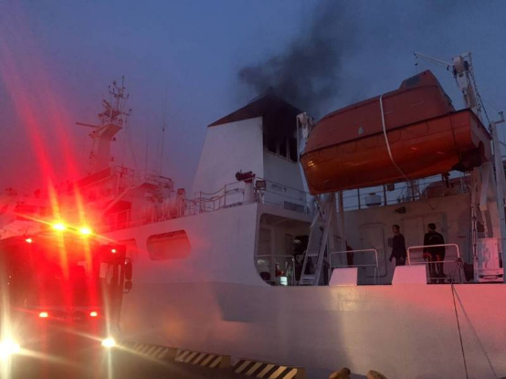台“海巡署”“巡护七号”巡逻船船舱起火冒烟。图自台媒