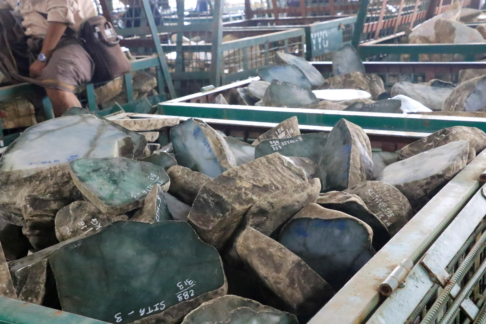 往年缅甸玉石珠宝交易会拍卖的翡翠原石