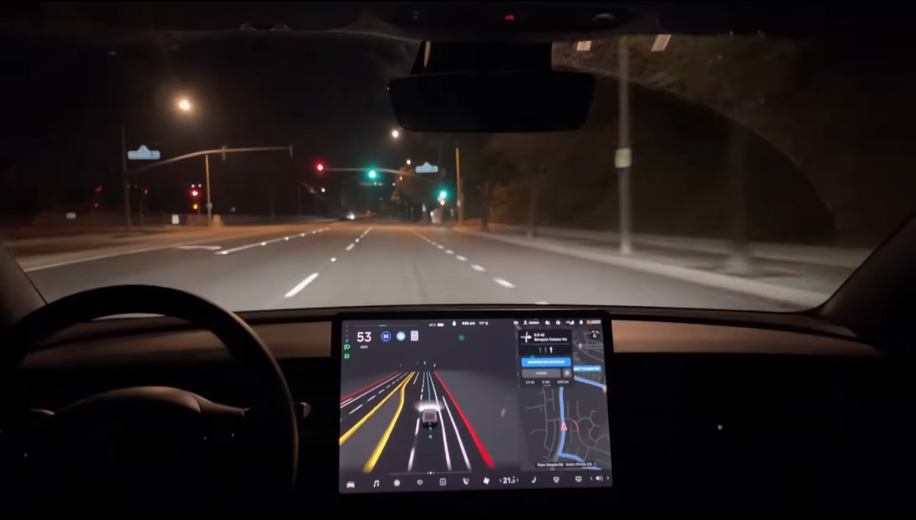 马斯克：特斯拉FSD 10.8以及假日娱乐软件或于周二发布