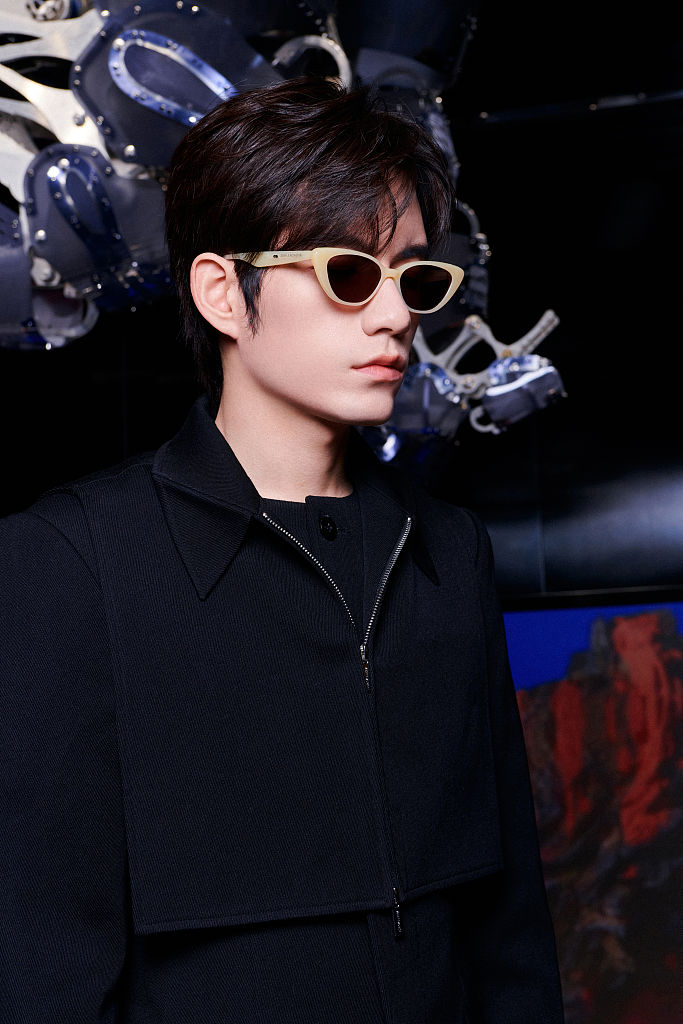 张颜齐未来感大片神秘摩登墨镜遮面脸庞精致宛如ai男模