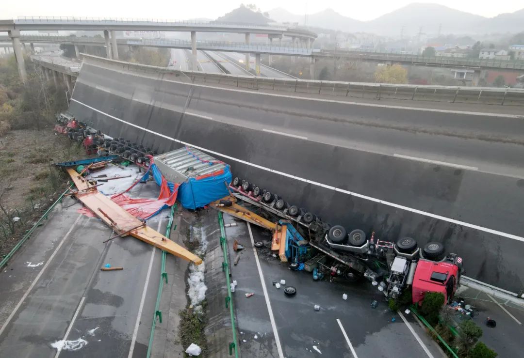 12月19日，航拍湖北一高速公路引桥桥面侧翻事故现场。图/中新社记者 邹浩 摄