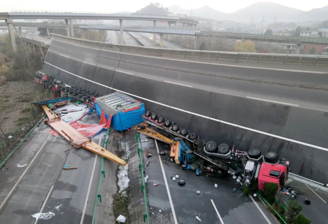 12月19日,航拍湖北一高速公路引桥桥面侧翻事故现场。图/中新社记者 邹浩 摄
