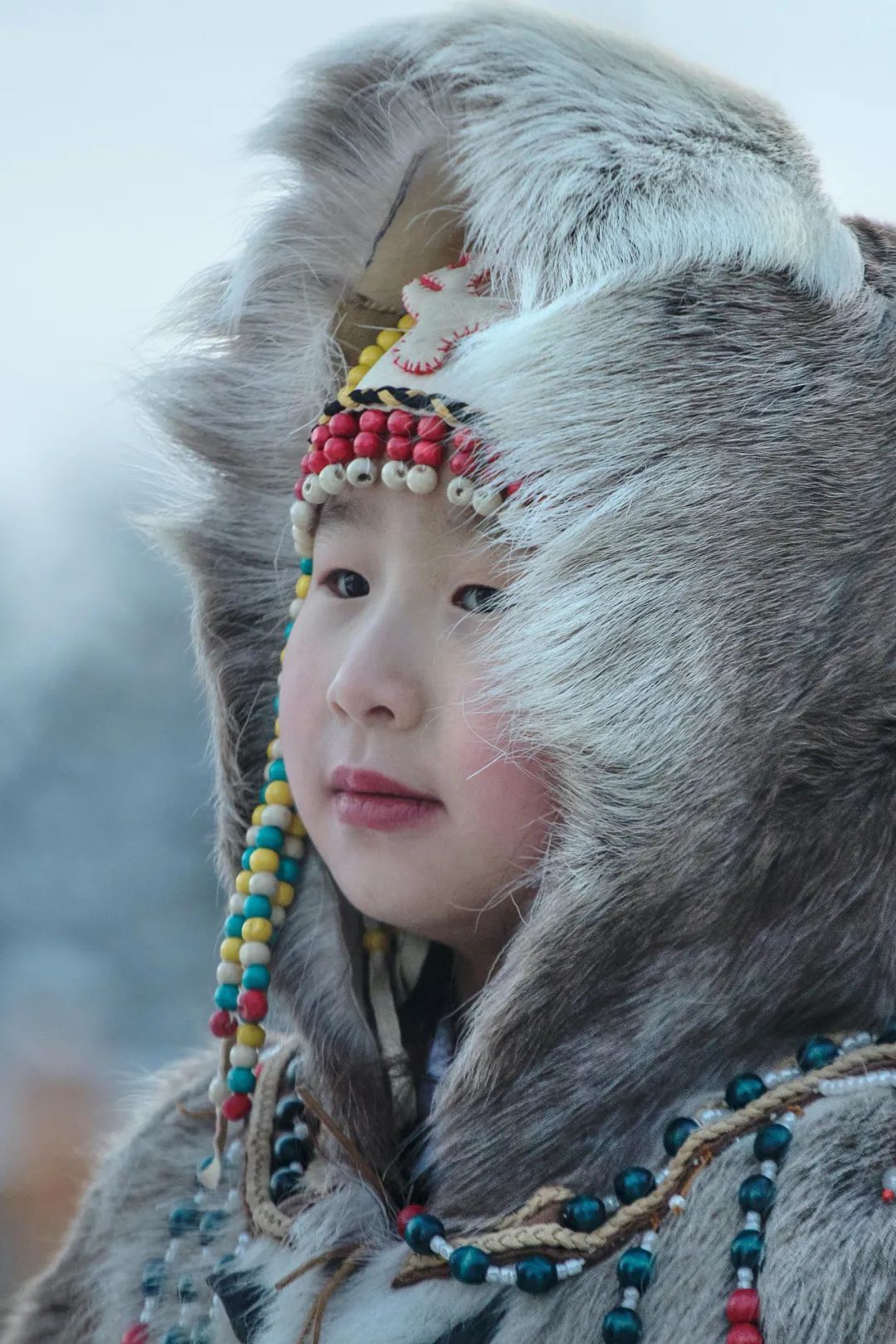 身着驯鹿皮衣的鄂温克族女孩.