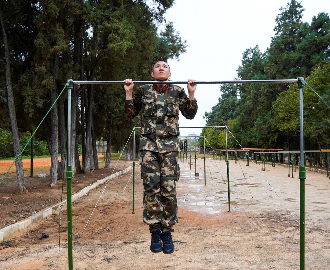 引体向上:王天润中队单杠成绩第一名引体向上最好成绩:30个俯卧撑挑战