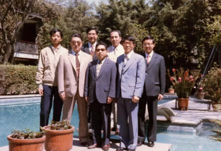 △1986年赴尼加拉瓜建馆小组在驻墨西哥使馆院内的留影（受访者供图）