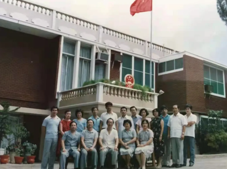 △1987年中国驻尼加拉瓜大使馆全体人员留影（受访者供图）