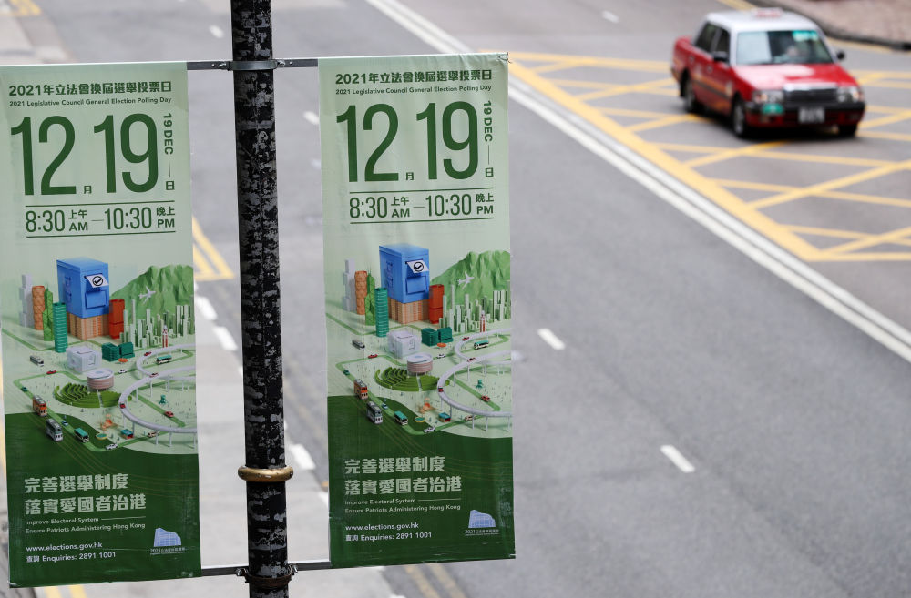 ↑12月19日,在位于香港湾仔的投票站,选民前来投票。新华社记者 吴晓初 摄