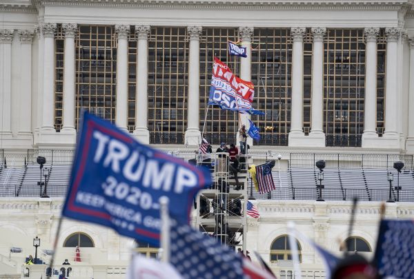 1月6日，在美国首都华盛顿，美国总统特朗普的支持者举行示威游行。（新华社）