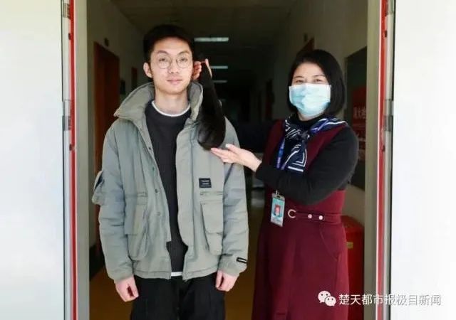 90后小伙留起40厘米长发又剪了，只为一件事