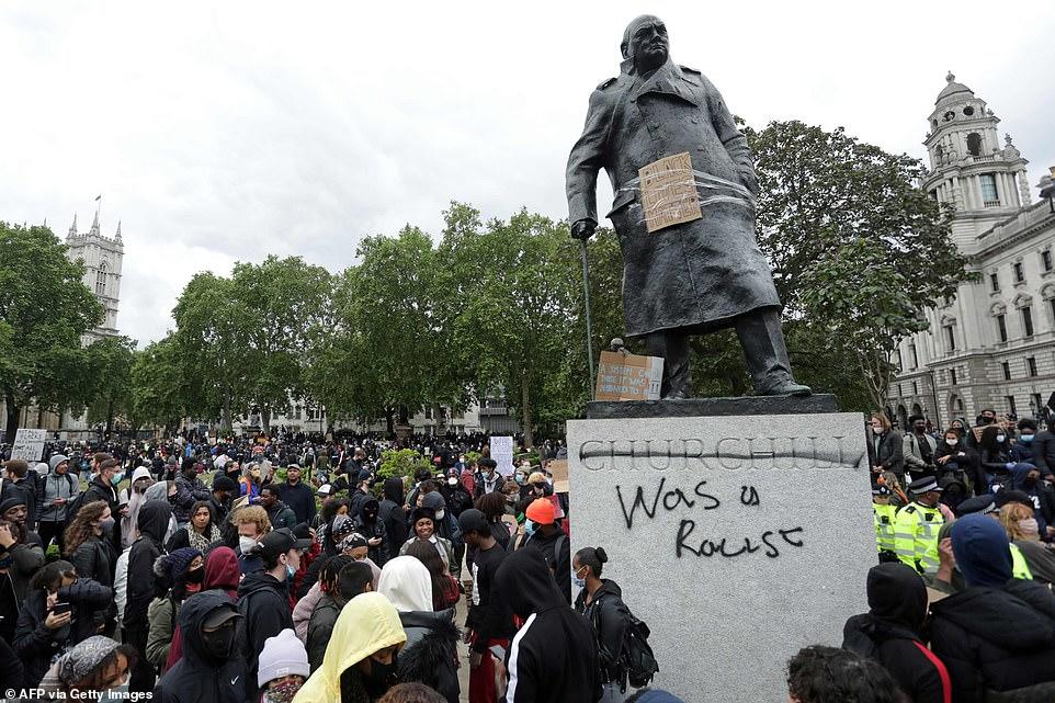 ▲英国伦敦议会广场上的丘吉尔像此前被BLM抗议者涂鸦。图据法新社