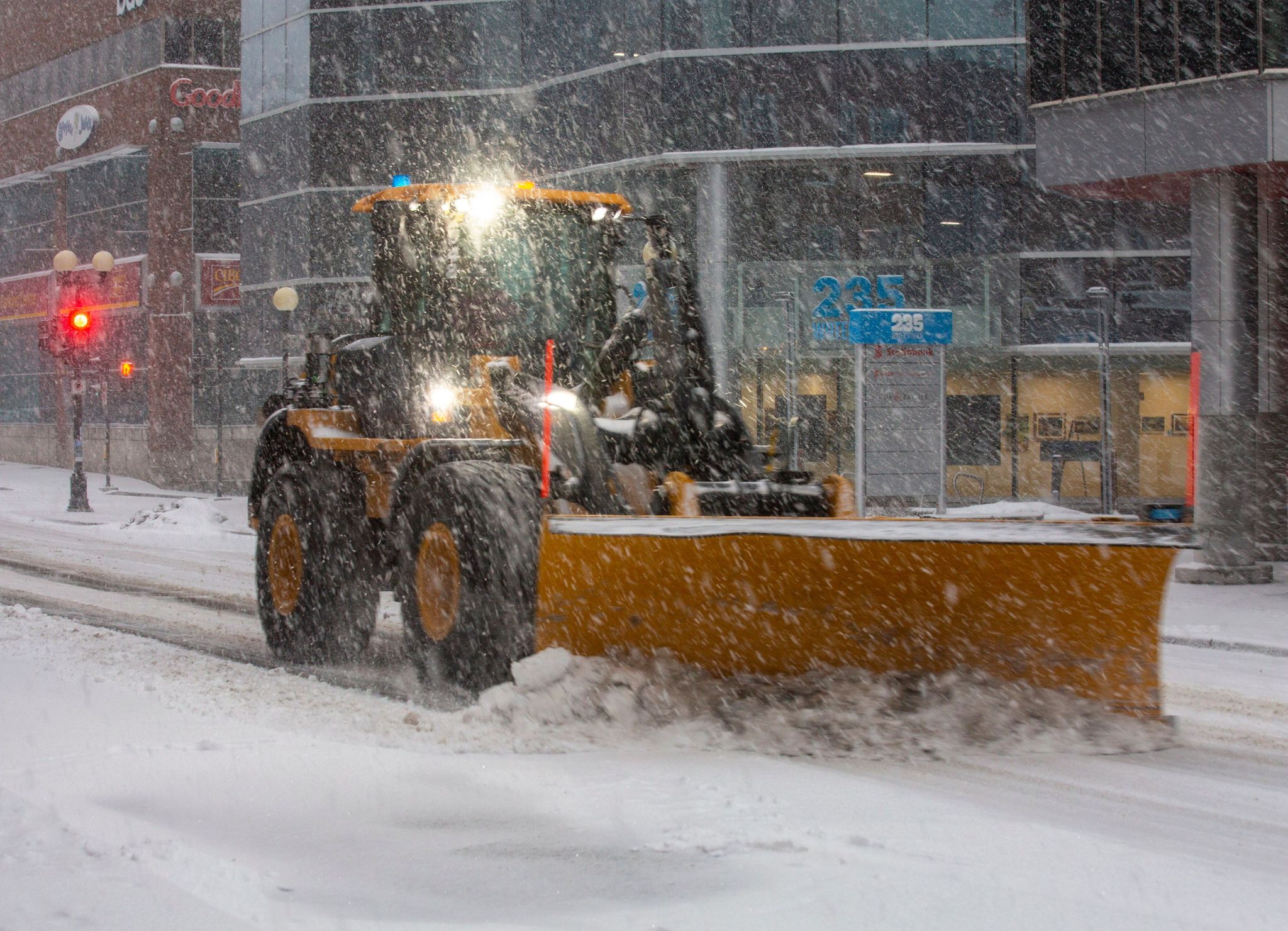 加拿大多地遭遇暴风雪天气