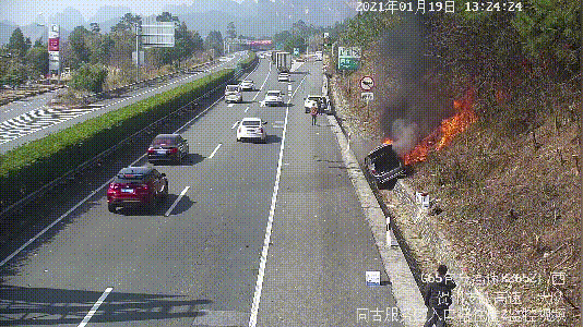 ▲公路旁的树木被引燃