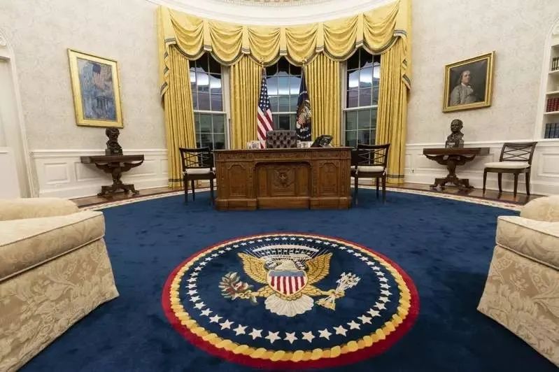 白宫办公桌正面图片