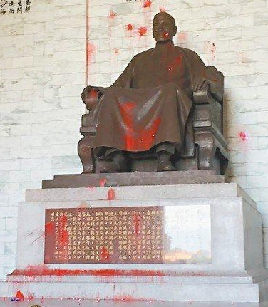 ▲ 蒋介石铜像曾被泼红墨水（联合新闻网）