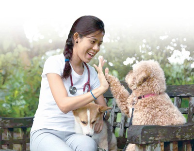 本报记者 马 菲摄  在首尔市一处宠物犬游乐场内,一名宠物饲养者