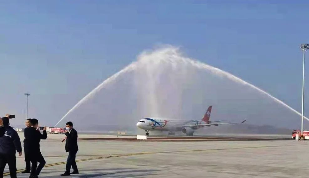 刚刚，成都天府国际机场首飞成功！
