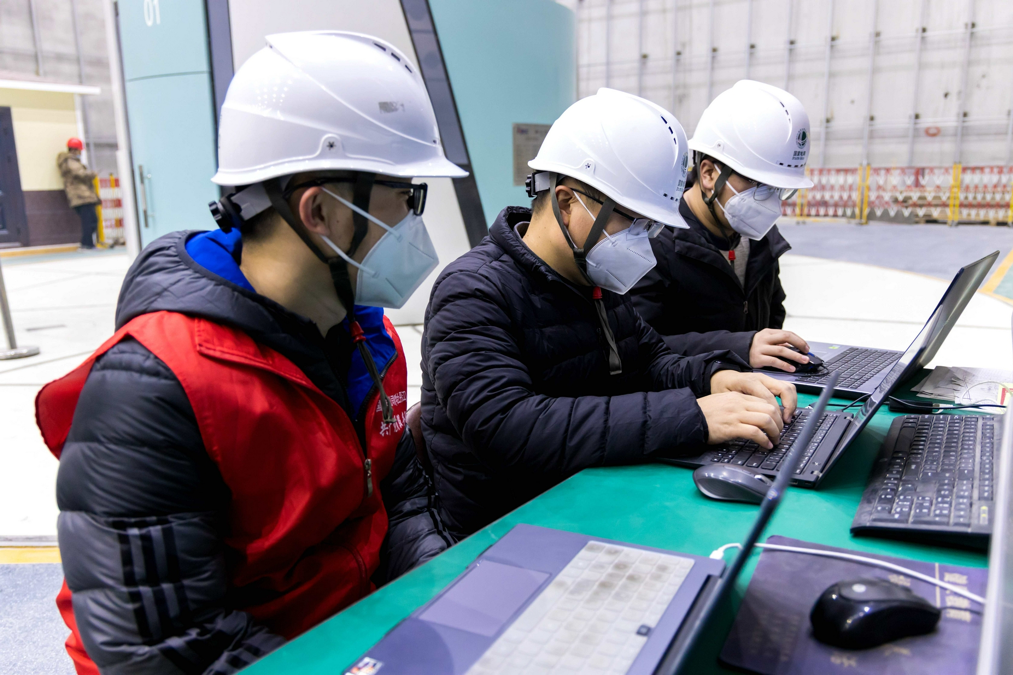 国网新源黑龙江牡丹江抽水蓄能有限公司员工正在进行监控系统调试工作