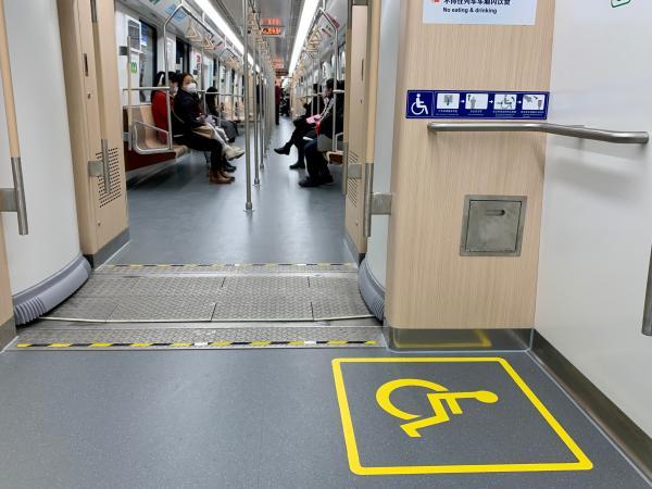 地铁口开进新华医院和复旦大学?18号线杨浦段通车,探营江畔"最美车站"