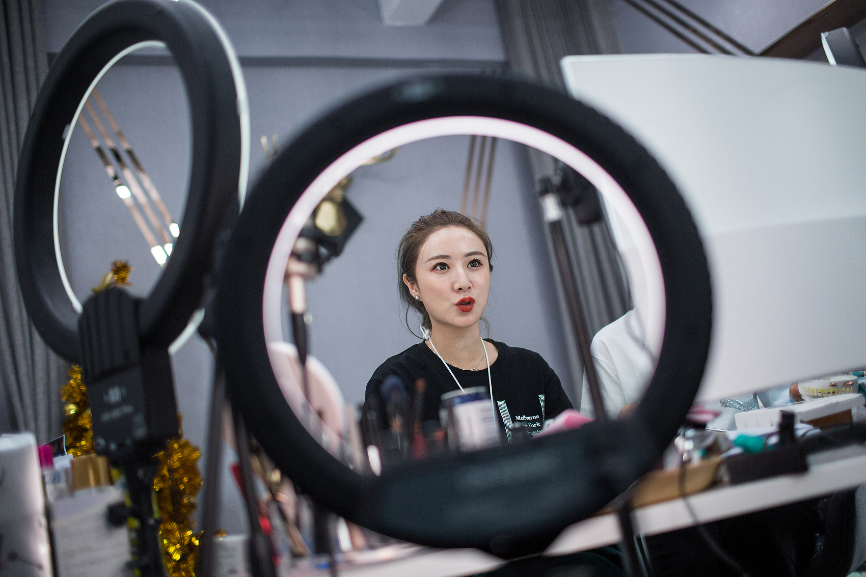 （&ldquo;直播一姐&rdquo;薇娅 图源：视觉中国）