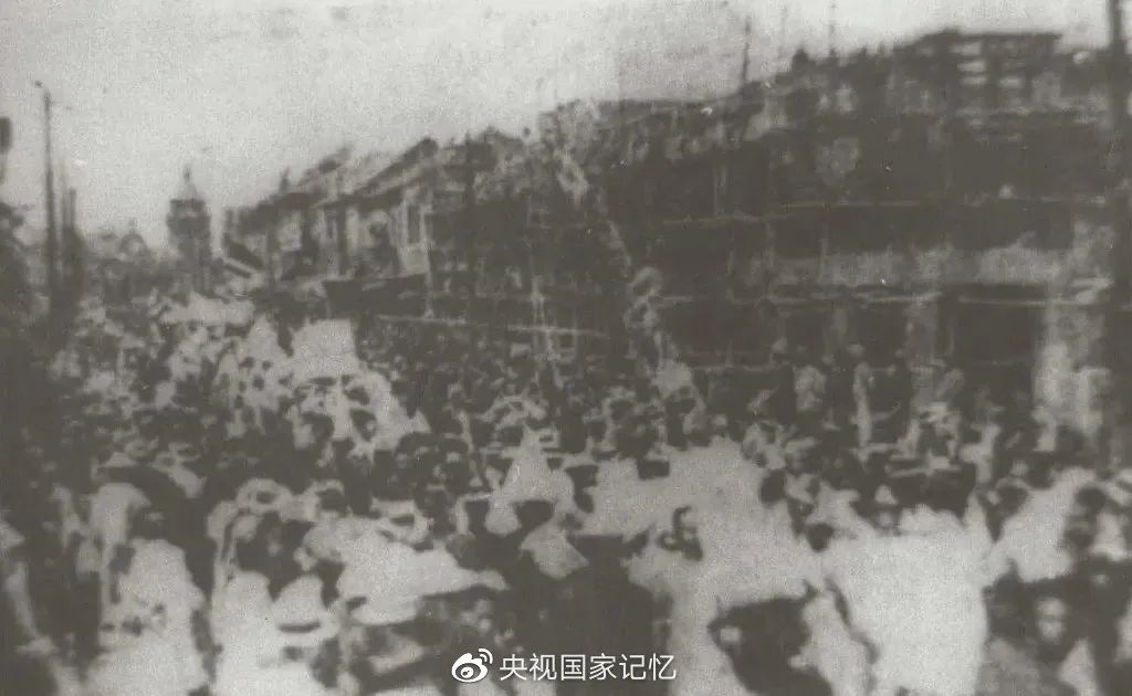 △王尽美领导的青岛纱厂工人反帝示威游行
