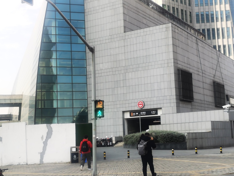 后滩站距离北区入口有些距离,建议在长清路站换乘13号线.