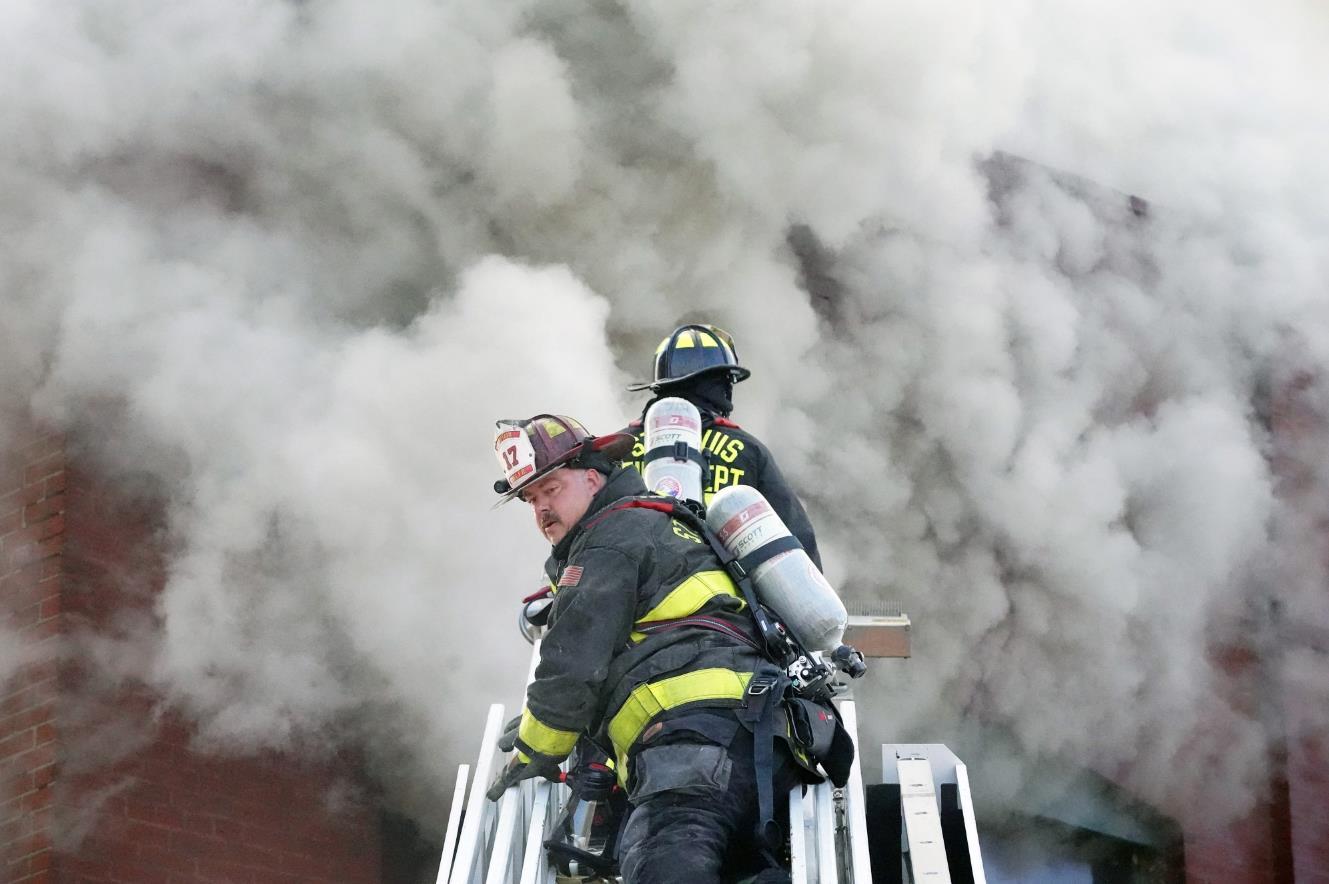 美国圣路易斯一栋大楼发生火灾消防队员出动灭火
