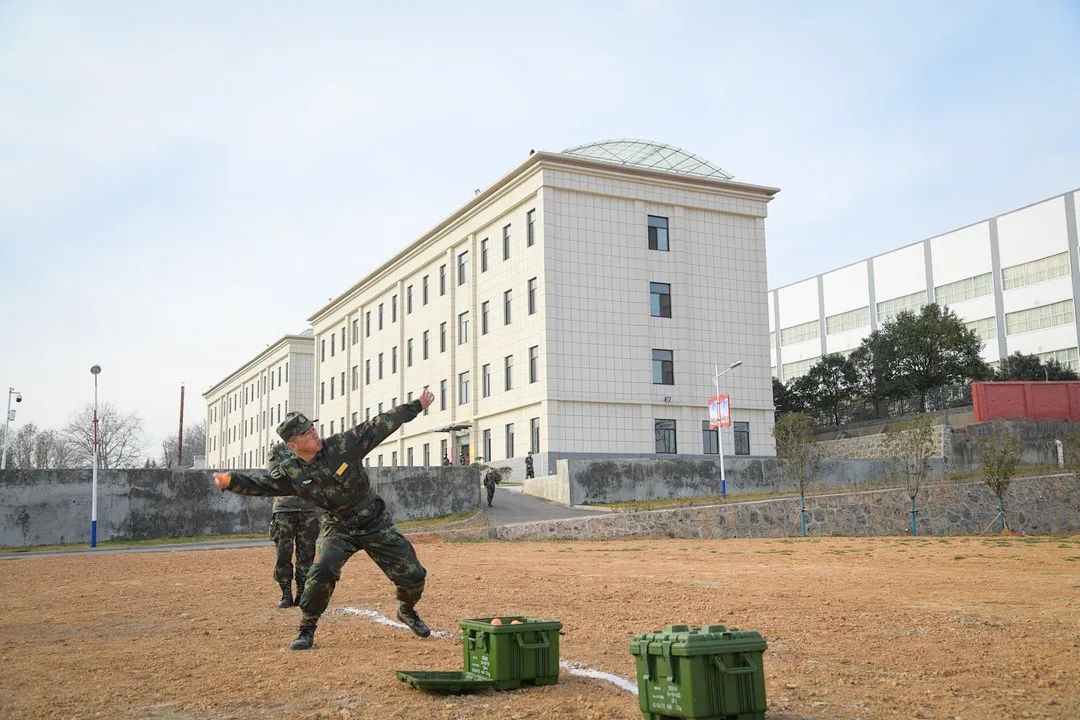 手榴弹投掷撤步引弹,挥臂扣腕投弹场上新兵们不遗余力动作一气呵成