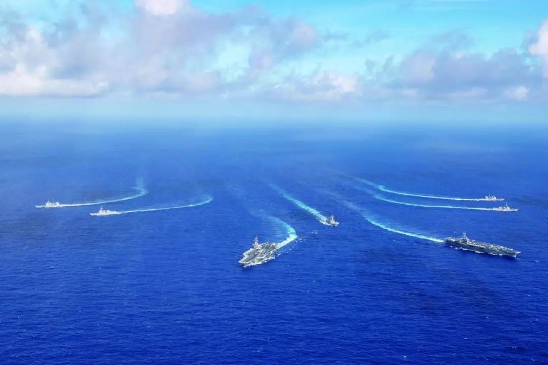 2020年6月，美军“尼米兹”号与“罗斯福”号航母在南海演练双航母作战