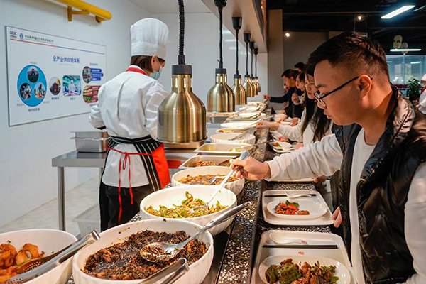 可以就近享受品种丰富味道可口价格亲民的美食静安这里的白领真开心