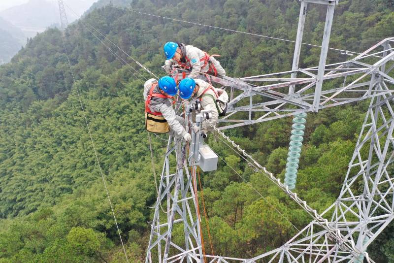 国网重庆电力首次采用机器人不停电修补架空线路opgw光缆