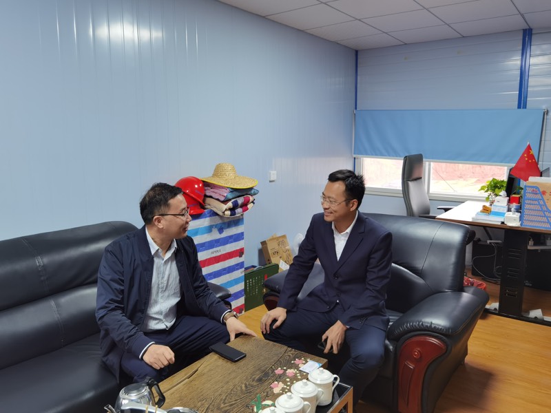 江西赣州市南康:铁军风雨兼程接电 业主心情激荡送旗