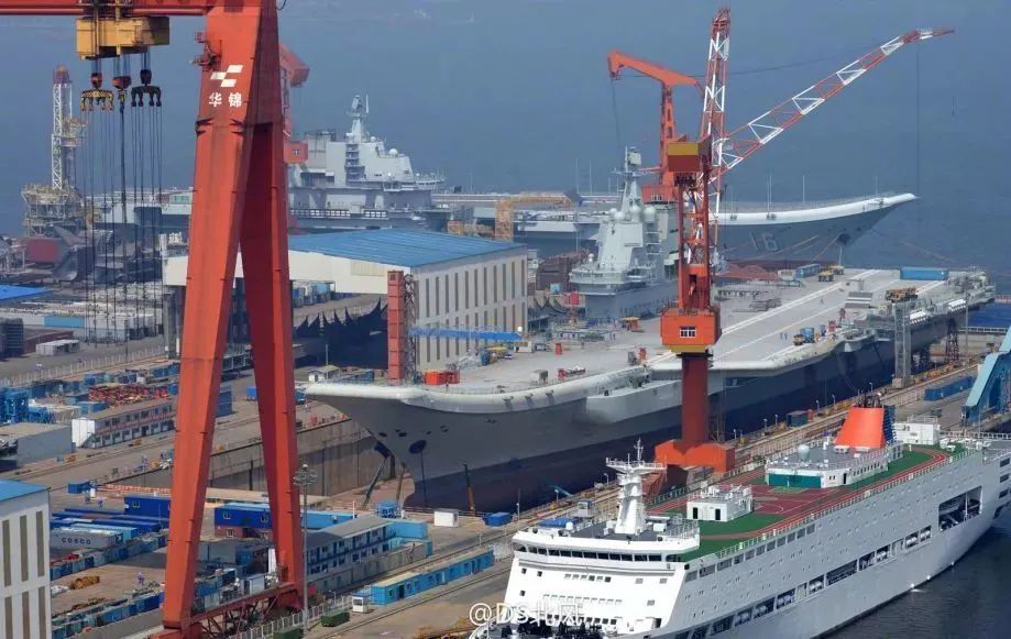 2018年，中国两艘航母首度“同框”