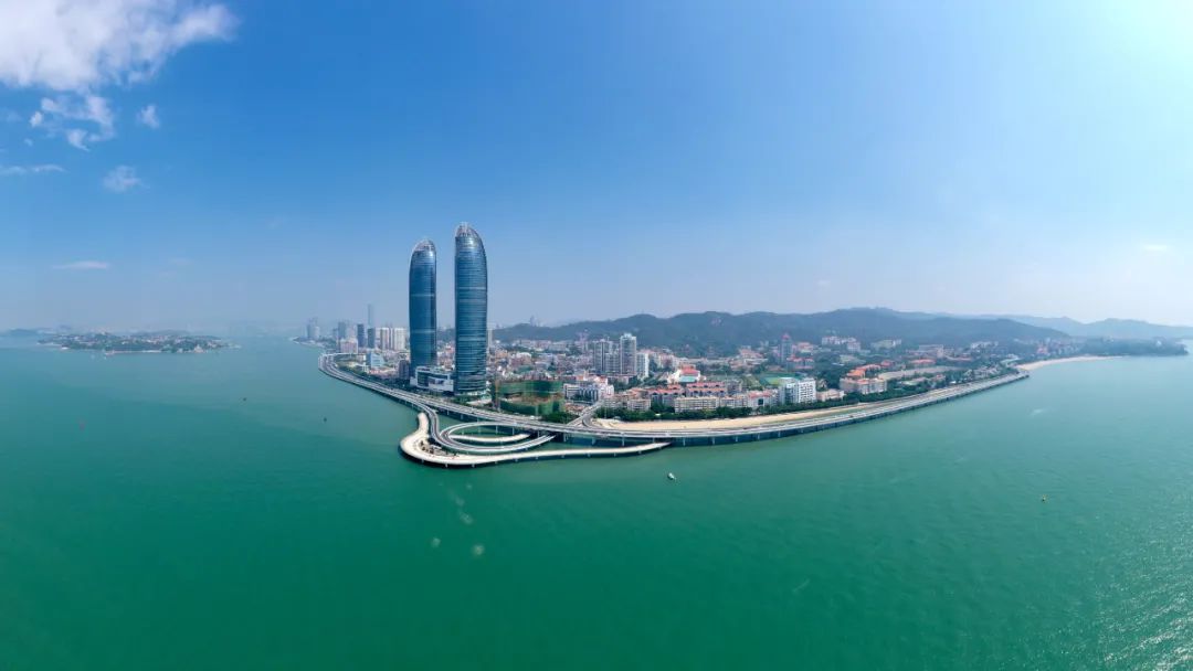 这是2020年9月1日拍摄的福建省厦门市演武大桥沿线及鼓浪屿一带城市