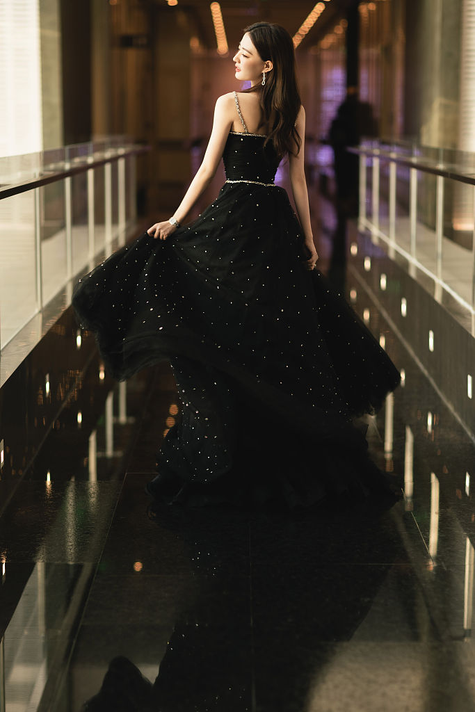 徐璐获瑞丽年度观众期待青年演员 黑色亮片长裙优雅迷人__财经头条