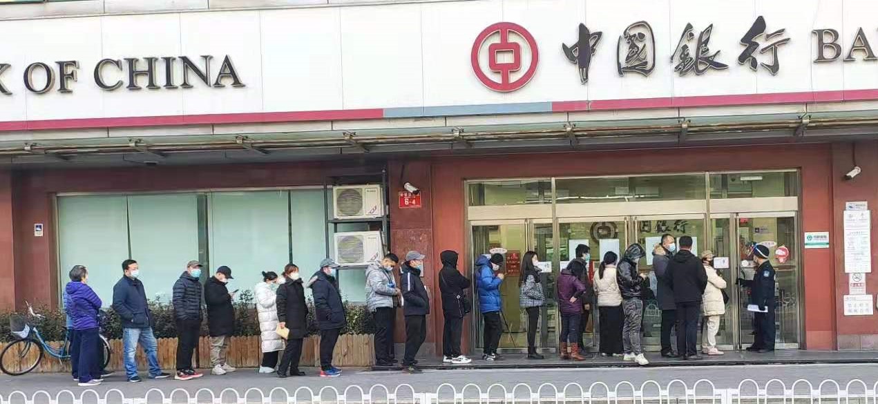 图为消费者排队兑换冬奥会纪念钞   聂国春 摄