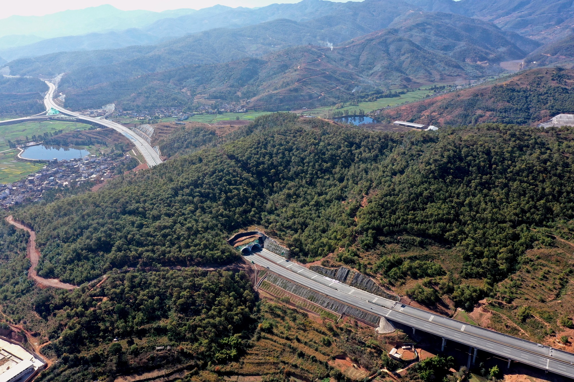 云南大南高速公路巍山段即将建成通车