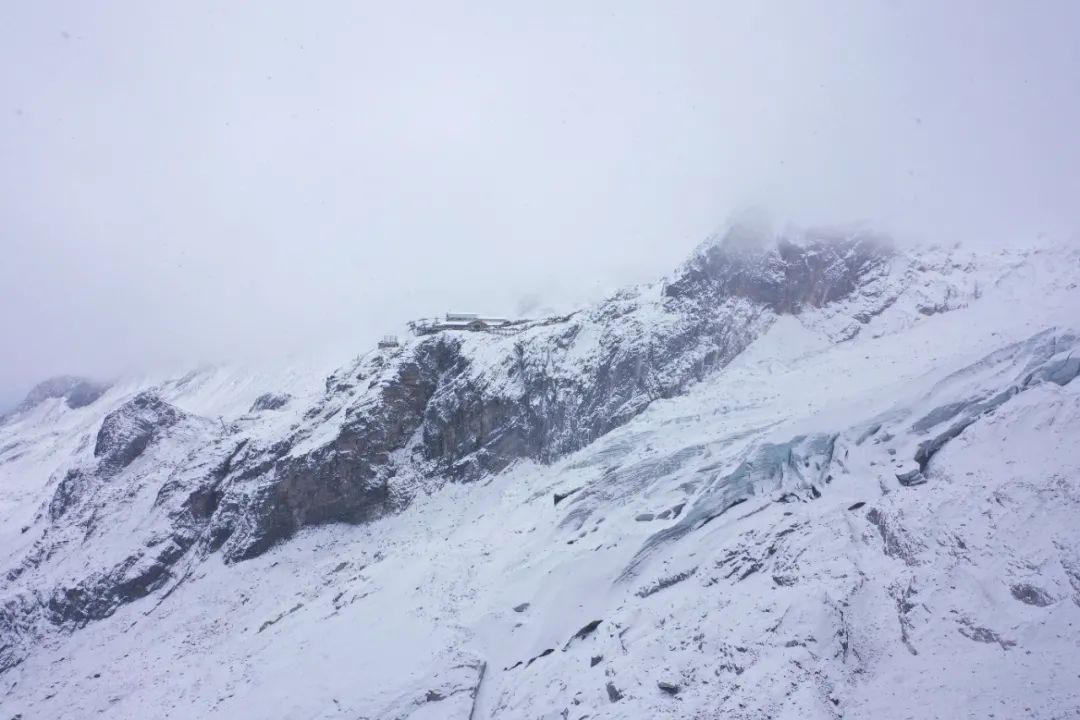 天冠山麓下雪图片
