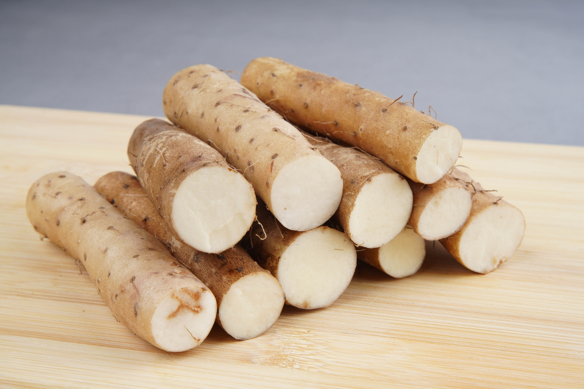 资料图片山药:药食同源营养多山药,薯蓣科薯蓣属植物,又名薯蓣,怀山药