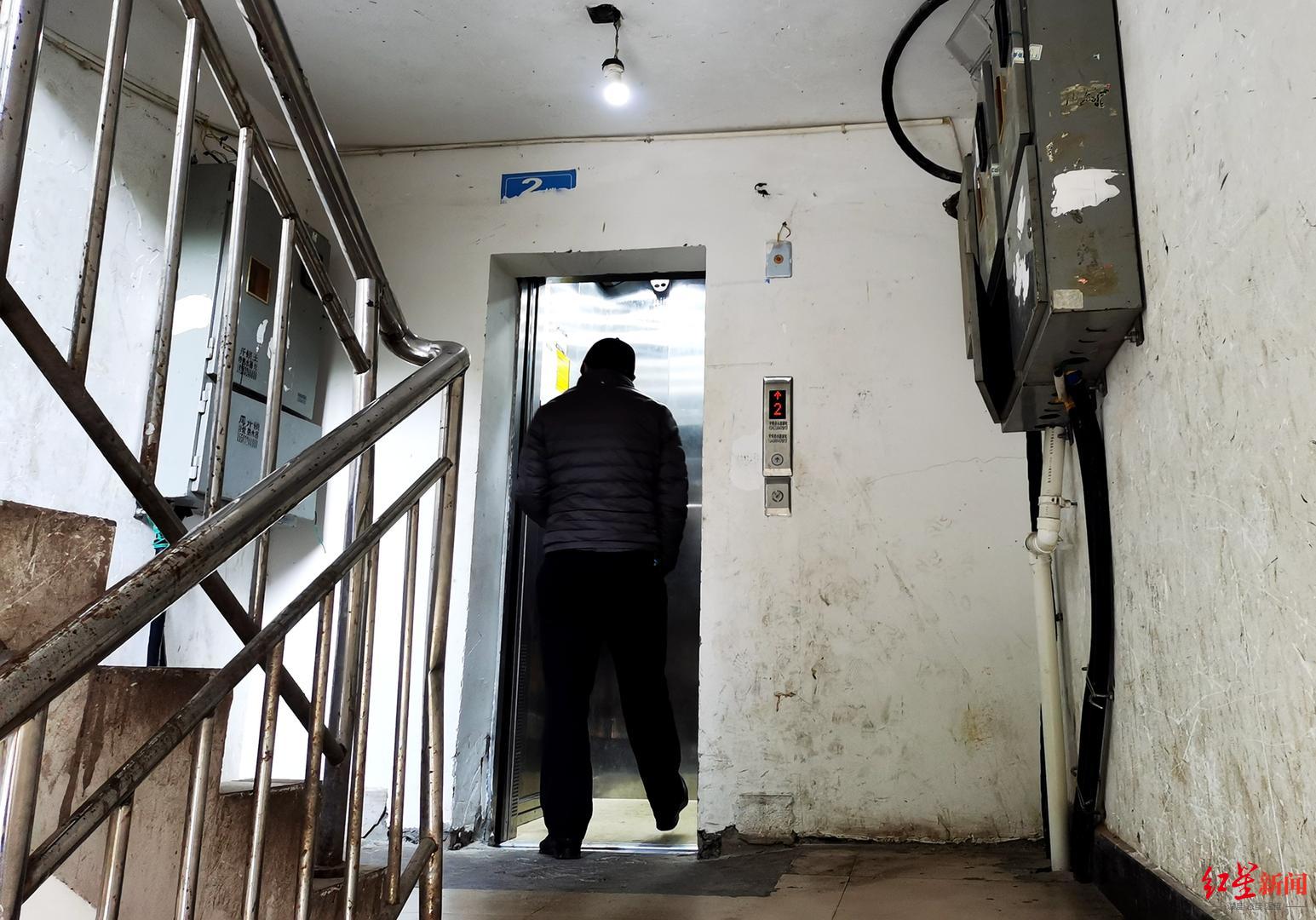 ▲内江“小广汇”小区，住户乘坐电梯上楼。