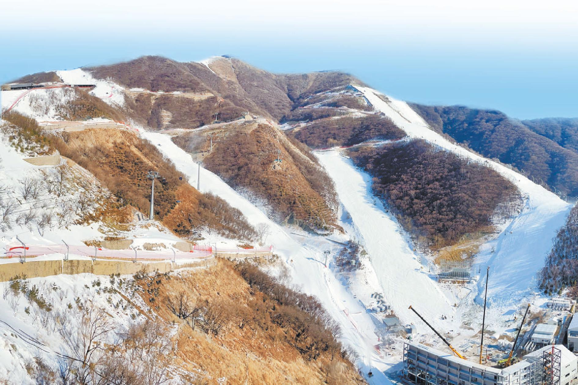 今天,在延庆赛区国家高山滑雪中心,蓝天白雪为冬奥做好准备.