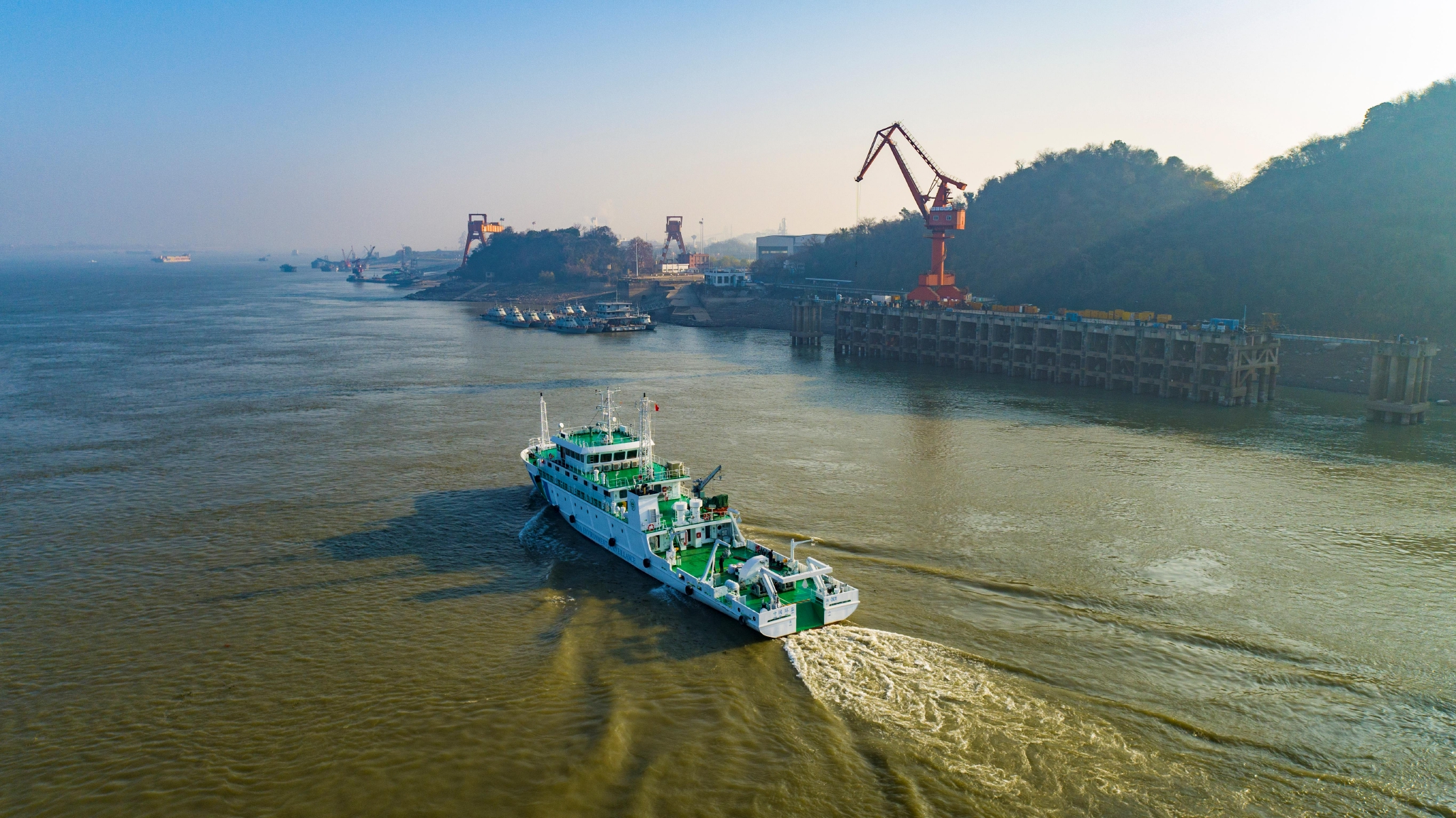 我国首艘千吨级海洋环境监测船“中国环监浙001”离厂交付