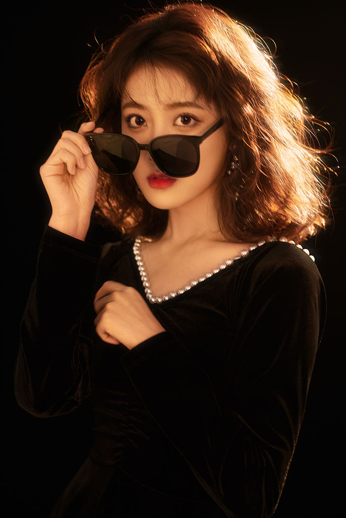 李艺彤生日写真氛围感拉满黑裙红唇尽显复古摩登