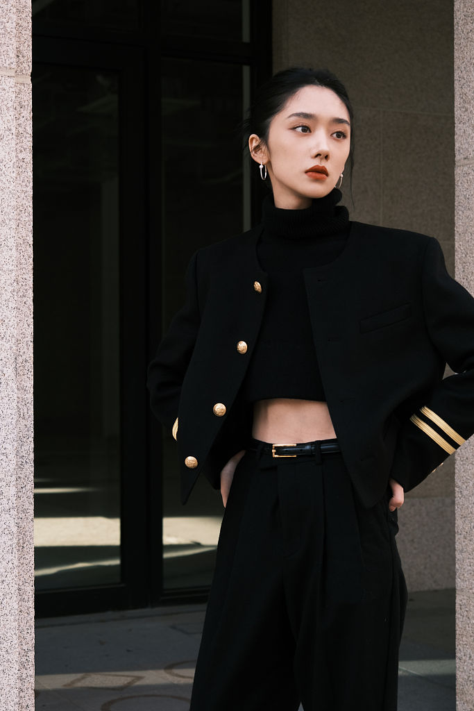 王影璐亮相《爱情神话》上海路演 深沉优雅诠释复古魅力__财经头条