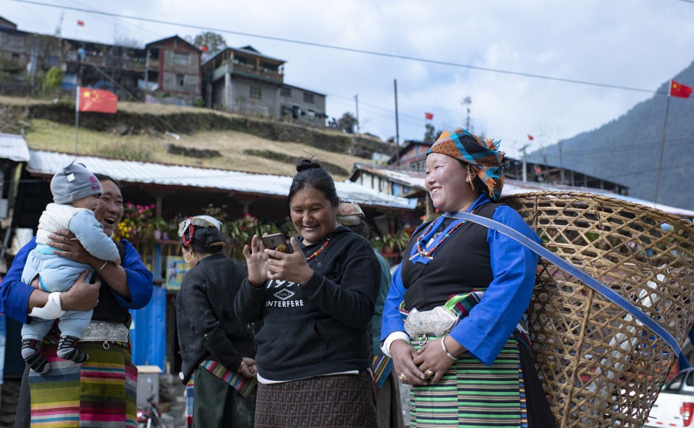 陈塘镇的夏尔巴妇女在村头开心聊天（11月24日摄）。 新华社记者 普布扎西 摄