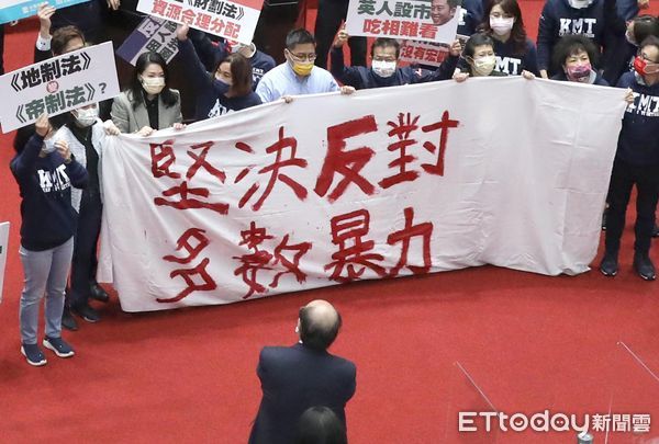 时代力量党团手举布条中的“数（繁体數）”疑似写错笔划，多写“一横”，图自“ETtoday新闻云”