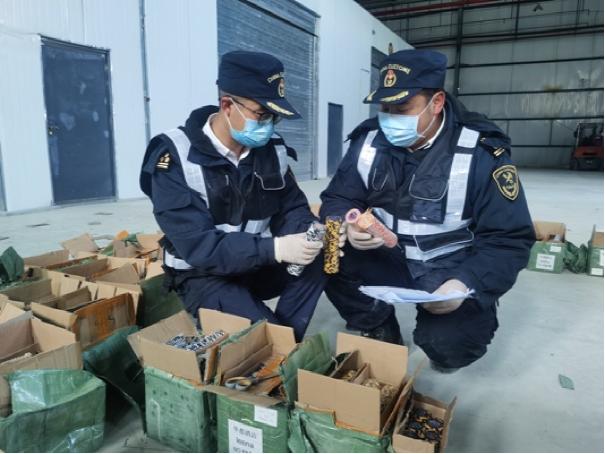 图为:吉隆海关查获大量疑似出口赌博用筹码&nbsp; 边巴普赤/摄