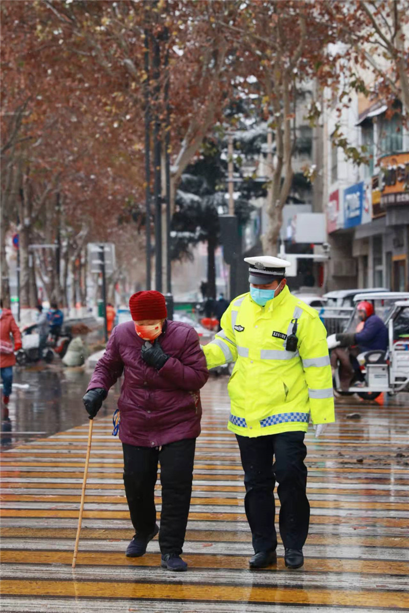 图为交警搀扶老人安全过马路. &nbsp;邢台交警供图
