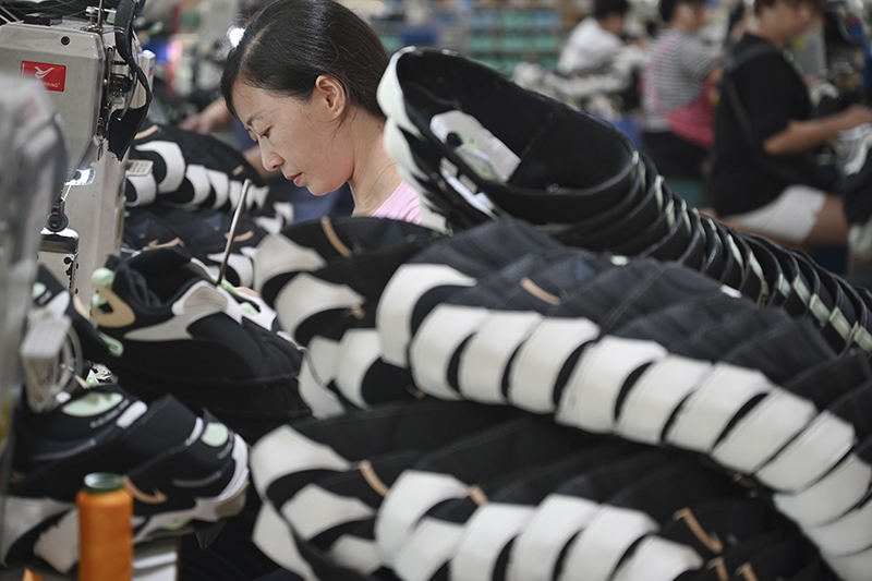 在位于福建省泉州市的鸿星尔克集团鸿荣轻工公司车间,工人在制鞋生 