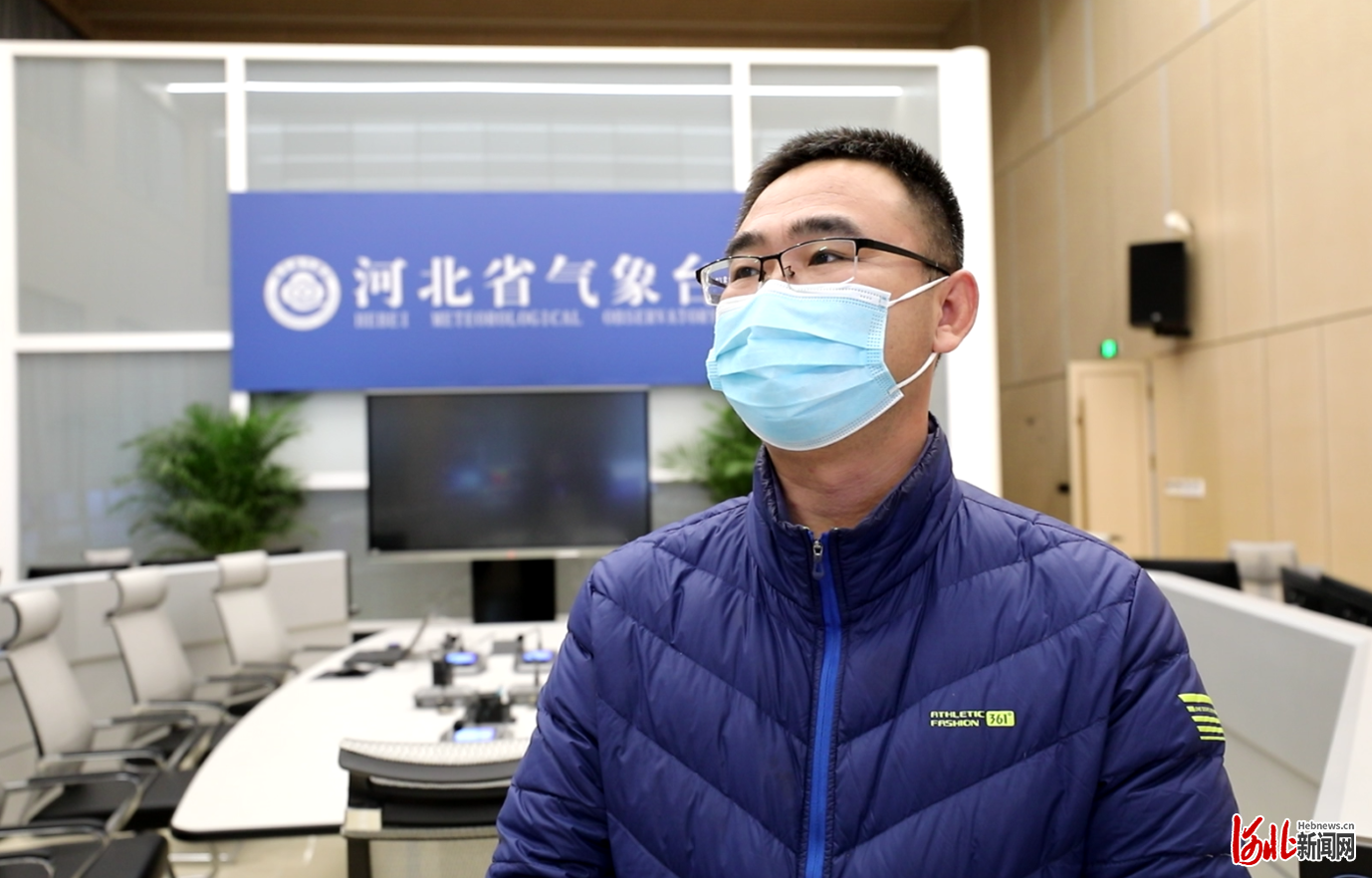 河北省气象台高级工程师买文明接受媒体记者采访.